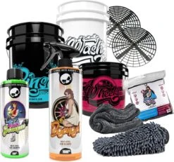 Nuke Guys Drie Emmer (Nieuwe) Auto Was Set Bestaande Uit; 2 X Grit, 2 X Emmer 5 Gal, 1 X Emmer 3,5 Gal, Shampoo 500 Ml, Velgenreiniger 1000 Ml, 1 X WashMitt, Droogdoek 40 X 40 1800 Gsm. Twv € 109,-