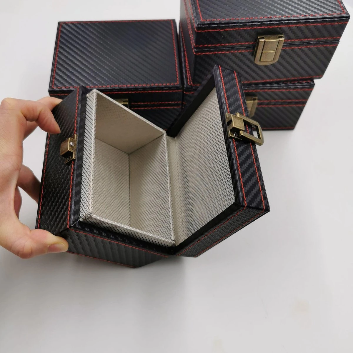 Viatel Autosleutel RFID Antidiefstal - Keyless Entry - Signaal Blocker - Anti Diefstal - Anti Skim Autosleutel RFID Antidiefstal | RFID Luxe Carbon Box | Keyless Entry Beschermdoos | Makes Easy 7 Viatel Autosleutel RFID Antidiefstal - Keyless Entry - Signaal Blocker - Anti Diefstal - Anti Skim Autosleutel RFID Antidiefstal | RFID Luxe Carbon Box | Keyless Entry Beschermdoos | Makes Easy - Afbeelding 6