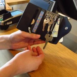 Su.B.dgn - Leren Sleuteletui - Sleutelmapje - Met Pasjeshouder En Ritsvakje Voor Muntgeld - Zwart 18 Su.B.dgn - Leren Sleuteletui - Sleutelmapje - Met Pasjeshouder En Ritsvakje Voor Muntgeld - Zwart -Auto-Onderdelenwinkel 1200x1200 518