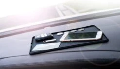 Orico - Zwarte Antislipmat Voor In De Auto – Gemaakt Van Siliconen – Afwasbaar – Voor Smartphone, Tablet, Parkeerkaart Et Cetera. - 145 X 220 X 3mm (LxBxH) -Auto-Onderdelenwinkel 1200x688