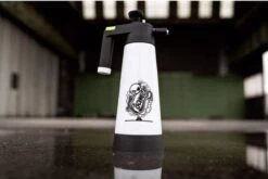 Nuke Guys (Kwazar) Foamer 2 Liter - Incl. 3 Spuitmonden, Siliconenolie En Instructies Voor Schuimsproeier -Auto-Onderdelenwinkel 1200x803