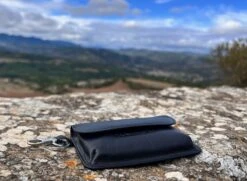 Lundholm RFID Autosleutel Hoesje RFID Antidiefstal - Sleuteletui Faraday Box Rfid Beschermhoes Autosleutel - Portemonnee Heren Klein - Sleuteletui Klein Sleutelmapje Anti-skim - Cadeau Voor Man Cadeautje Voor Hem | Lundholm Gotland Serie -Auto-Onderdelenwinkel 1200x879 1