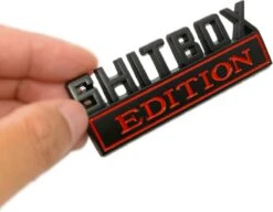 Merkloos Auto Embleem Shitbox Edition - Zwart Rood - Zelfklevende Badge - Embleem Voor Audi, BMW, Mercedes, Skoda, Volkswagen, Kia, Volvo, Peugeot, Renault, JEEP, Mitsubishi, Opel, Honda, Toyota, Hyundai - Logo - Auto Accessoires