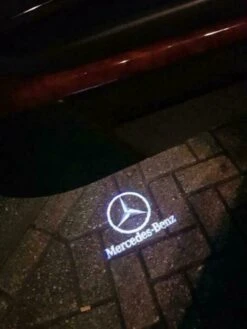 Merkloos Mercedes Deur Logo Projector - Portier Voertuigverlichting - Auto Deur Verlichting - Auto Interieur - Mercedes Accessoires - Set Van 2 - Portierverlichting - Laser Projector 7 Merkloos Mercedes Deur Logo Projector - Portier Voertuigverlichting - Auto Deur Verlichting - Auto Interieur - Mercedes Accessoires - Set Van 2 - Portierverlichting - Laser Projector -Auto-Onderdelenwinkel 901x1200 2