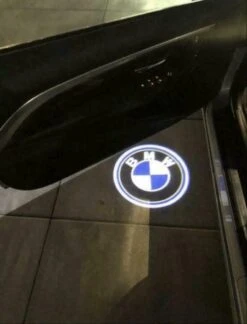 BMW Logo Projector - Portier Voertuigverlichting - Auto Deur Verlichting - Auto Interieur - BMW Accessoires - Set Van 2 - Portierverlichting - BMW 1-3-5-6-7-X-Z Series -F40 G20 G21 G29 11 BMW Logo Projector - Portier Voertuigverlichting - Auto Deur Verlichting - Auto Interieur - BMW Accessoires - Set Van 2 - Portierverlichting - BMW 1-3-5-6-7-X-Z Series -F40 G20 G21 G29 -Auto-Onderdelenwinkel 916x1200 3